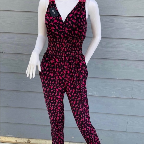 New Pink Women’s jumpsuit 
size 12
Sleeveless 
V neck style 
Stretchy waist - Picture 2 of 8